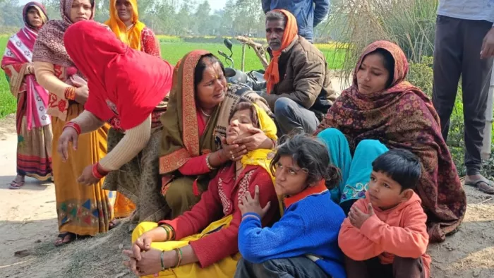 युवक की हत्या के बाद रोते-बिलखते परिजन।