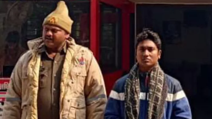खेतासराय थाना में गिरफ्तार गबन करने का आरोपित पंजाब नेशनल बैंक का कैशियर। स्रोत- पुलिस