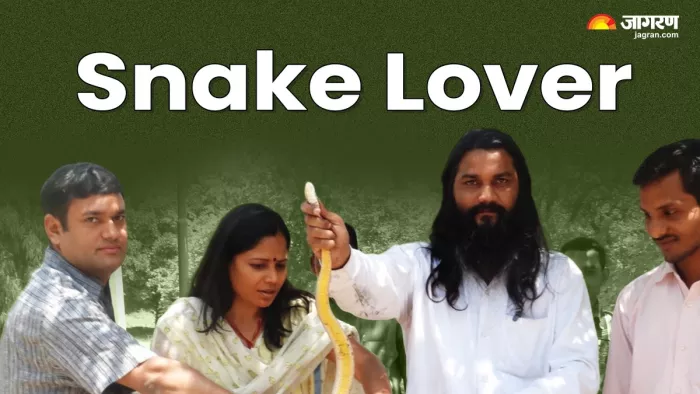 करैत का रेस्क्यू करते डा. सत्य प्रकाश अपनी टीम के साथ।