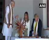 Donald Trump at Sabarmati Ashram : साबरमती आश्रम में डोनाल्ड ट्रंप, गांधी को किया नमन और चलाया चरखा