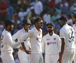 डे नाइट टेस्ट मैच के दौरान भारतीय टीम के खिलाड़ी- फोटो ट्विटर पेज