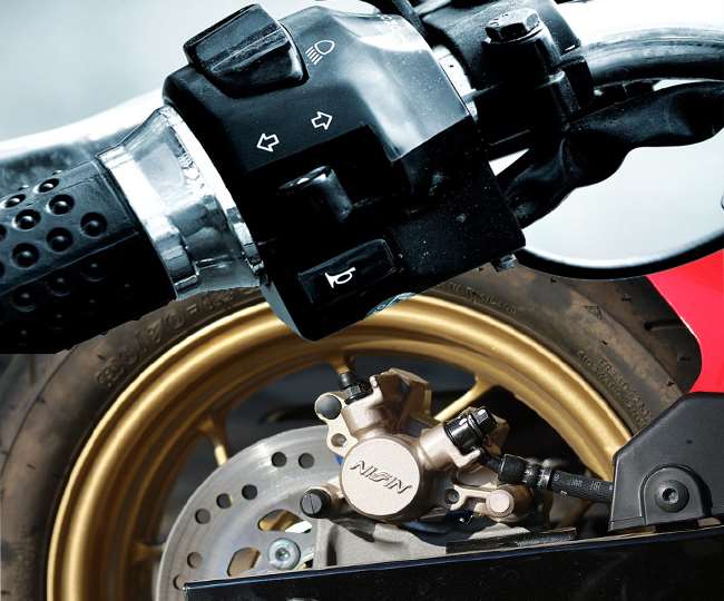 बिना क्लच दबाए ही करते हैं ब्रेकिंग तो मोटरसाइकिल में हो सकती है ये