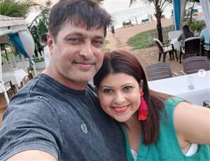 Salil Ankola with his wife. Photo- instagram