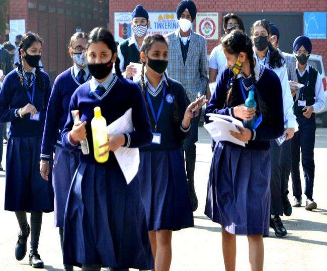 इस बार नौवीं और 11वीं के साथ तीसरी, पांचवी, आठवीं की परीक्षाएं आफलाइन होंगी।