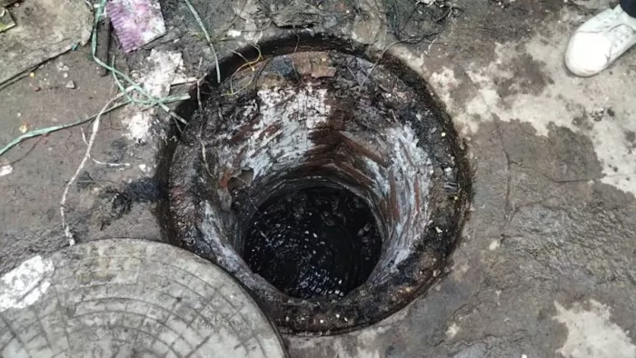 सीवर की सफाई के दौरान कपड़े में लिपटा मिला...। फाइल फोटो