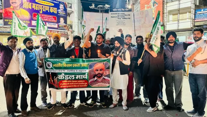 शुभकरण सिंह को श्रद्धांजलि देने के लिए किसान संगठनों ने निकाला कैंडिल मार्च।