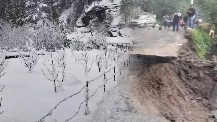 Himachal Weather: हिमाचल में बारिश-बर्फबारी से जनजीवन अस्तव्यस्त