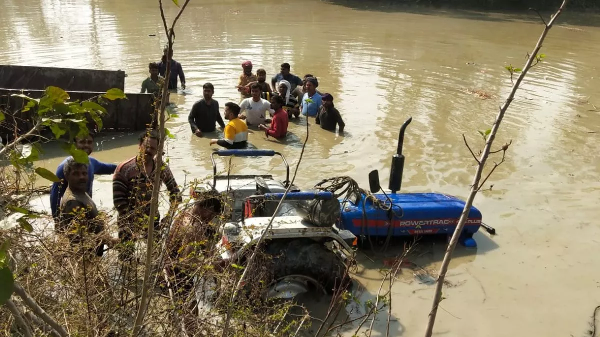 Kasganj Accident: कासगंज में गंगा स्नान जा रहे श्रद्धालुओं की ट्रैक्टर ट्रॉली तालाब में पलटी, 19 की मौत