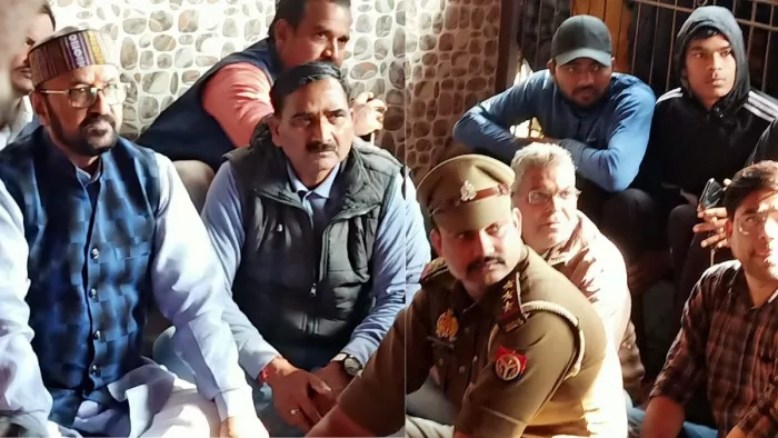 मुरली कालोनी पहुंचे उच्च शिक्षा मंत्री, घरों के बाहर जलाई कारों के पीड़ितों से की बात