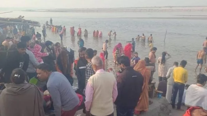 माघी पूर्णिमा पर लोगों ने गंगा में लगाई डुबकी