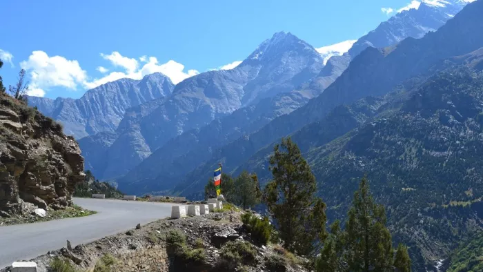 सीमा सड़क संगठन (बीआरओ) ने तांदी और उदयपुर से सड़क बहाली का कार्य शुरू कर दिया है।