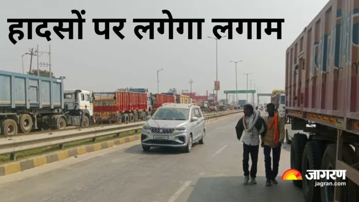 गोरखपुर-वाराणसी हाईवे पर बाघागाड़ा में खड़े वाहन। जागरण
