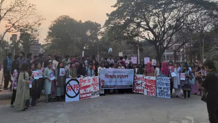 बांग्लादेश में यौन हिंसा के खिलाफ छात्र-छात्राओं का आंदोलन। ( फोटो- द डेली स्टार )