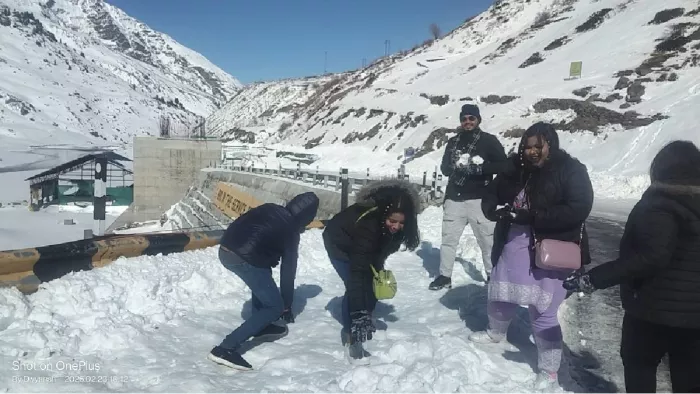 अटल टनल रोहतांग के नॉर्थ पोर्टल में बर्फ के बीच अठखेलियां करते पर्यटक