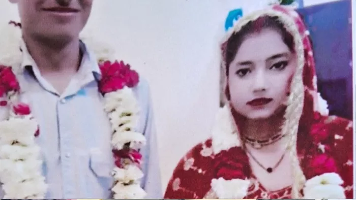 कोर्ट मैरिज के बाद कन्हैयालाल के साथ वरमाला पहने खड़ी लुटेरी दुल्हन। फोटो- स्वजन