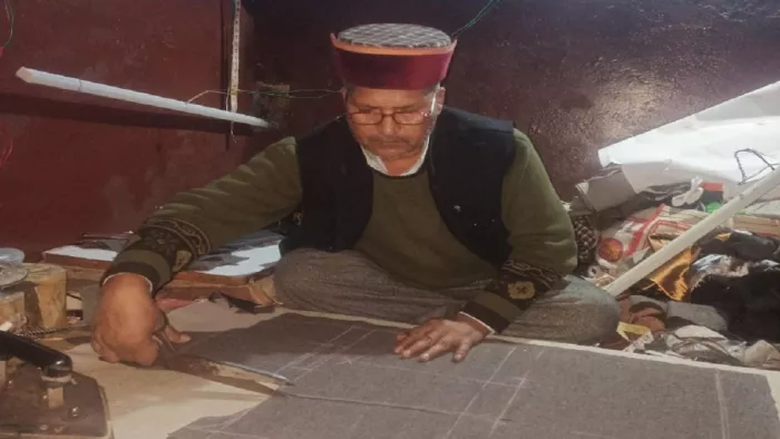 प्रधानमंत्री के लिए तैयार कोट तैयार करने को कपड़े की कटिंग करते सुरेंद्र। स्रोत समूह