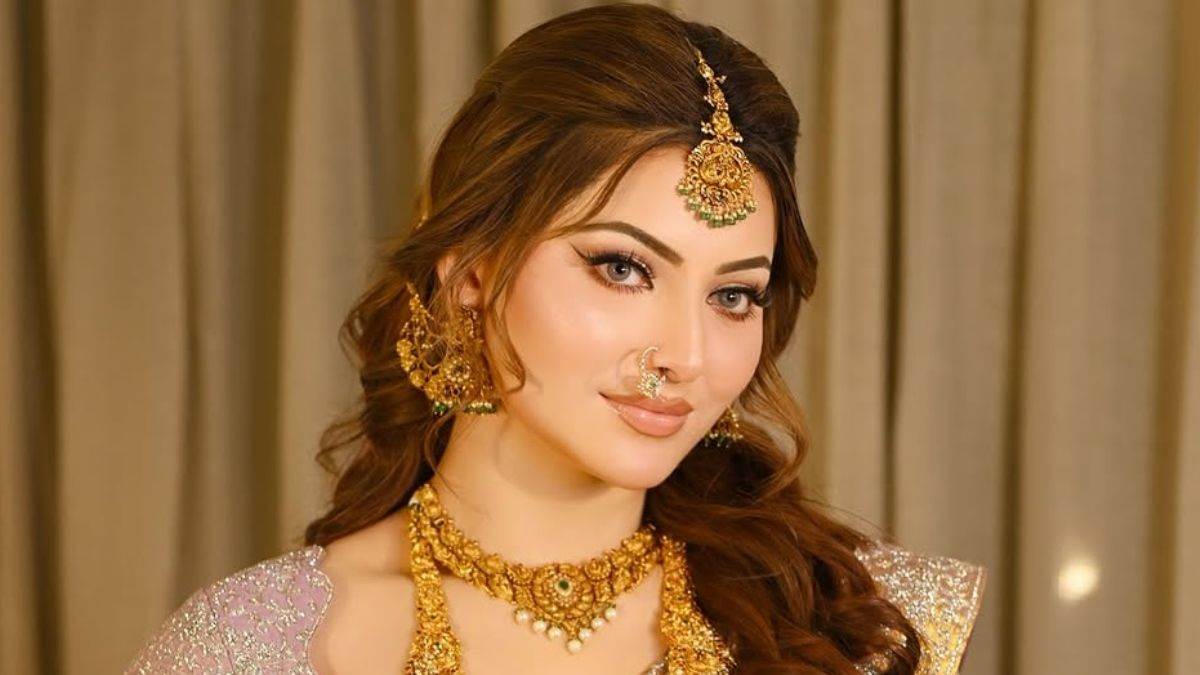 https://www.jagranimages.com/images/newimg/24022025/24_02_2025-urvashi_4_23889730.jpg