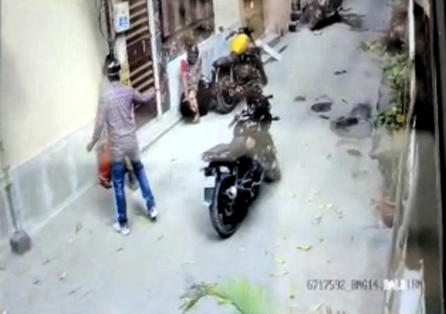 दिनदहाड़े बदमाशों ने मां-बेटे से हथियार के बल पर लूटी चेन