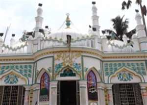 सभी धर्म और समुदाय से जुड़े लोग बाबा के पवित्र मजार पर आते हैं और मन्नतें मांगते हैं