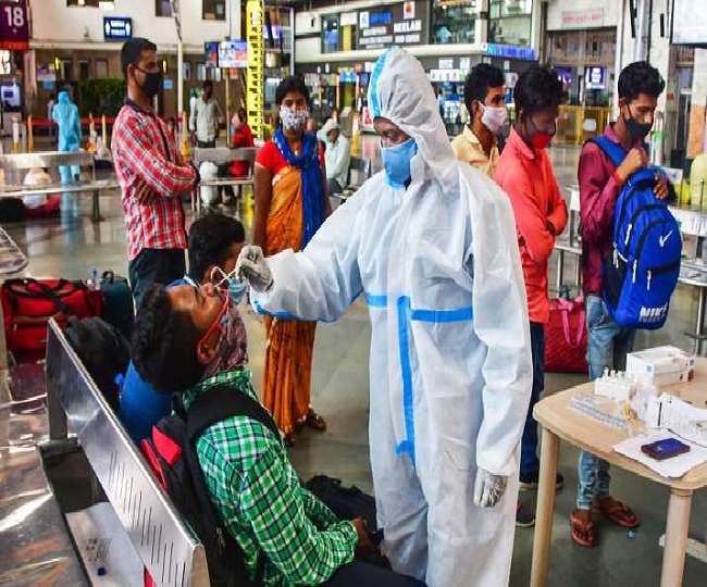 प्रेस कांफ्रेंस करते हुए स्‍वास्‍थ्‍य सचिव राजेश भूषण