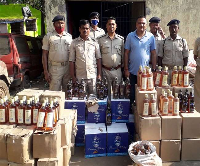 हजारीबाग में 60 पेटी नकली शराब बरामद, BSF कैंटीन के नाम पर बेचा जा रहा