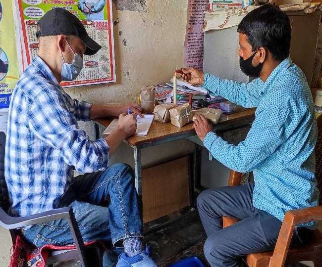 ब्वायज स्कूल घुमारवीं में आंगनबाड़ी केंद्र सहित मिड डे मील से सैंपल लिए गए। जागरण