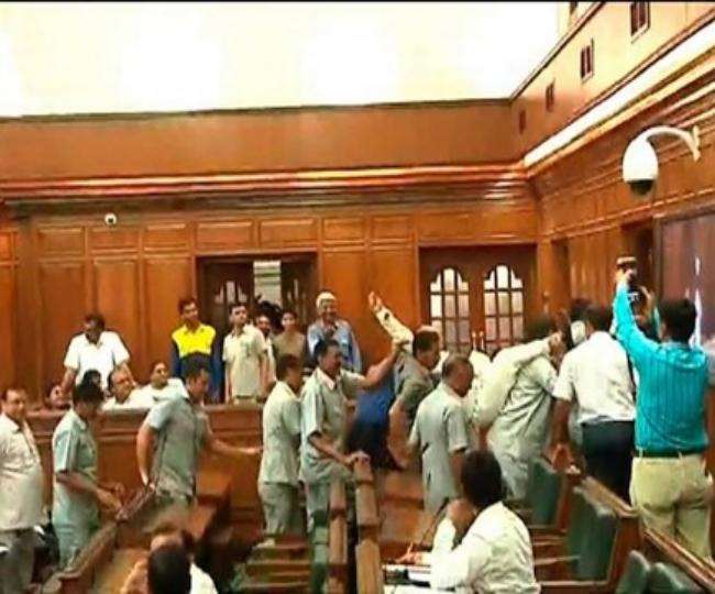 सत्ता पक्ष आरएसएस हाय-हाय के नारे लगा रहा था जबकि भाजपा विधायक टुकड़े-टुकड़े गैंग की बात करते रहे।