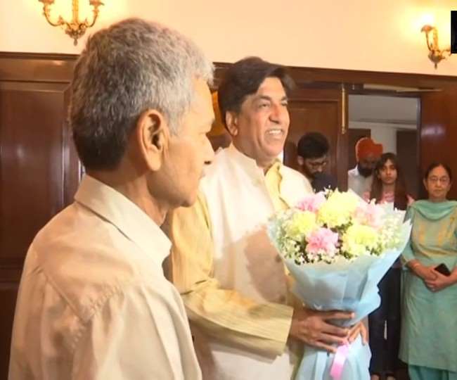 अपना कार्यभार संभालने पहुंचे पंजाब के जलसंसाधन मंत्री ब्रह्म शंकर जिम्पा। (एएनआइ)