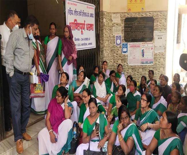 धनबाद सिविल सर्जन कार्यालय के बाहर धरना पर बैठीं सहिया ( फोटो जागरण)।