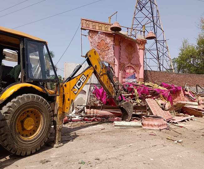 माफिया के अवैध निर्माण पर चला बुलडोजर।