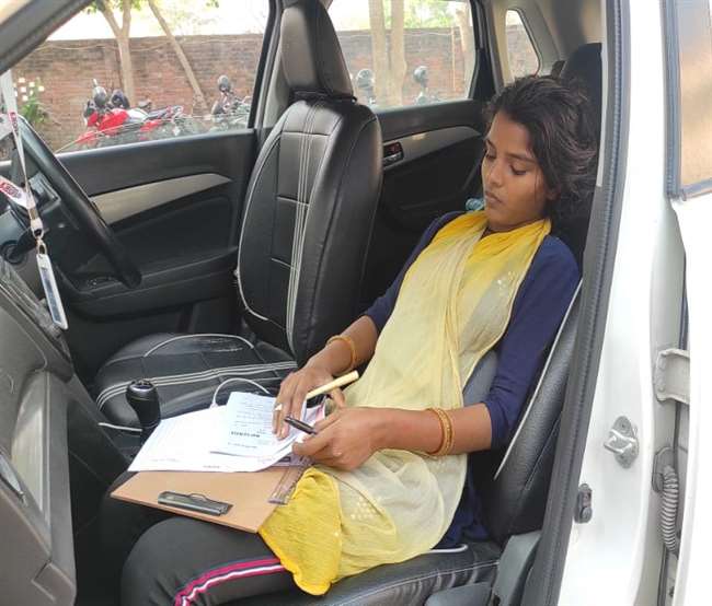 UP Board Examination 2022 In Jaunpur : जौनपुर में एक छात्रा ने कार में बैठकर बोर्ड परीक्षा दी है।