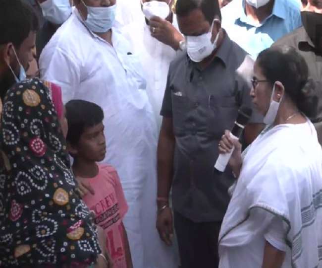 रामपुरहाट में हिंसा पीड़ितों से मिलीं ममता, रामपुरहाट में प्रशासन की बड़ी लापरवाही की बात मानी