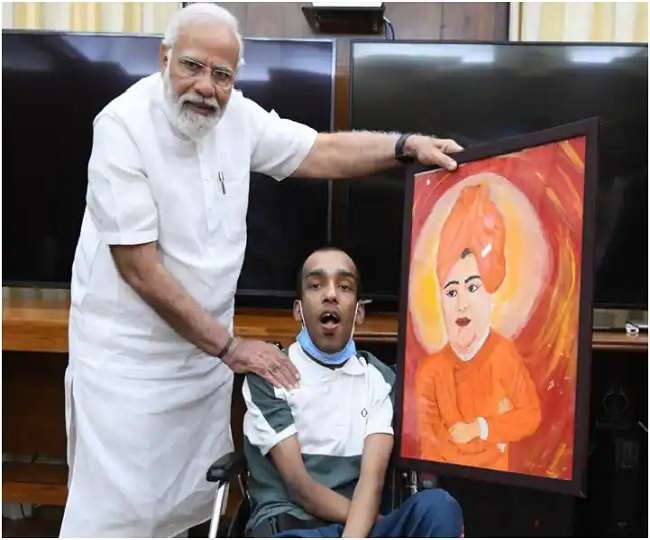 प्रधानमंत्री नरेन्द्र मोदी और दिव्यांग चित्रकार आयुष कुंडल