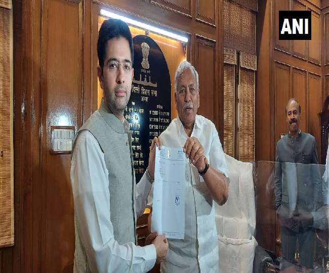 राघव चड्ढा का इस्तीफा, दिल्ली विधानसभा में किसी ने कहा- 'लौट के आना' तो कोई बोला- 'शादी में जरूर बुलाना'
