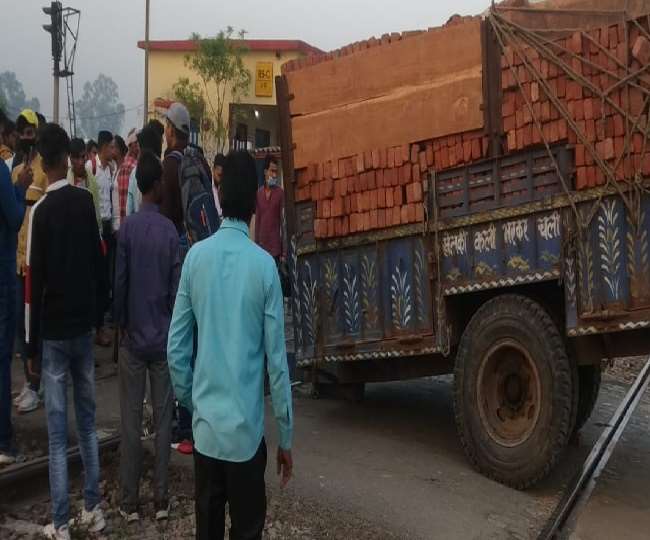 45 मिनट तक बाधित रहा दिल्ली-मुरादाबाद रेलमार्ग, हापुड़ में ट्रेन यात्रियों ने किया हंगामा