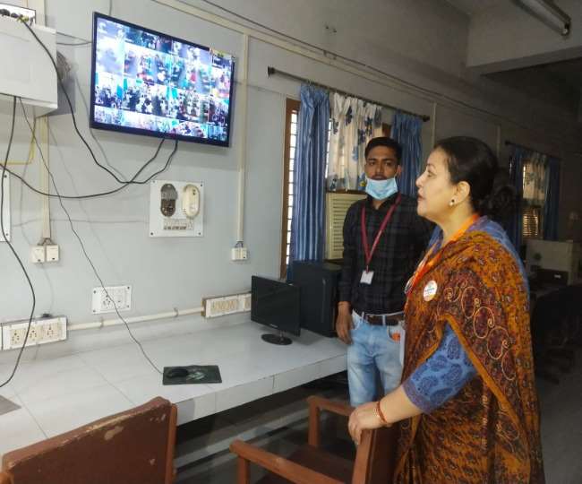 https://www.jagranimages.com/images/newimg/24032022/24_03_2022-up_board_online_control_monitoring_room_22567350.jpg
