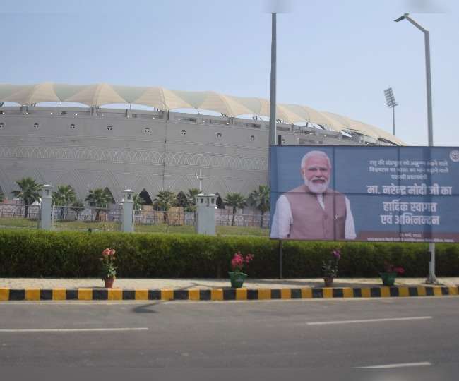 पटरी दुकानदारों को अपना रोजगार चलाने की छूट मिलेगी, वह भी शपथ समारोह स्थल इकाना स्टेडियम में।