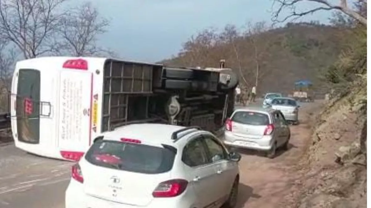 Bilaspur Road Accident: चंडीगढ़ मनाली एनएच पर पलटी लग्जरी बस, क्रैश बैरियर से टकराई, सभी यात्री सुरक्षित
