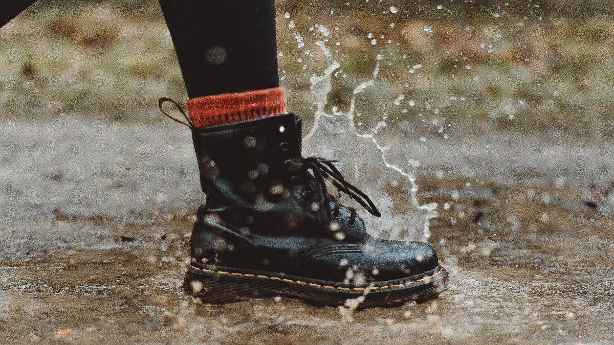 Best Waterproof Shoes: बारिश में जूते भीगने से हैं परेशान? आज ही कर डालें इन वाटरप्रूफ शूज को ऑर्डर