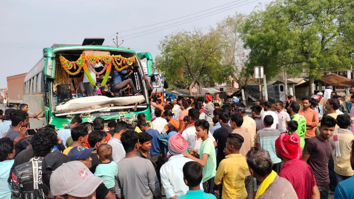 Rohtas: रोहतास में आंध्र प्रदेश के पर्यटकों की बस हादसाग्रस्त, ट्रक को पीछे से मारी टक्कर, चालक समेत आठ जख्मी