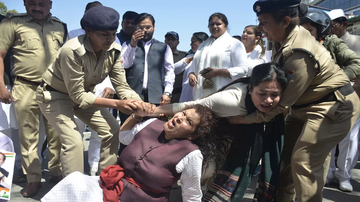 Uttarakhand News: केंद्र सरकार के खिलाफ कांग्रेस का प्रदर्शन, 50 से अधिक कार्य‍कर्ता गिरफ्तार