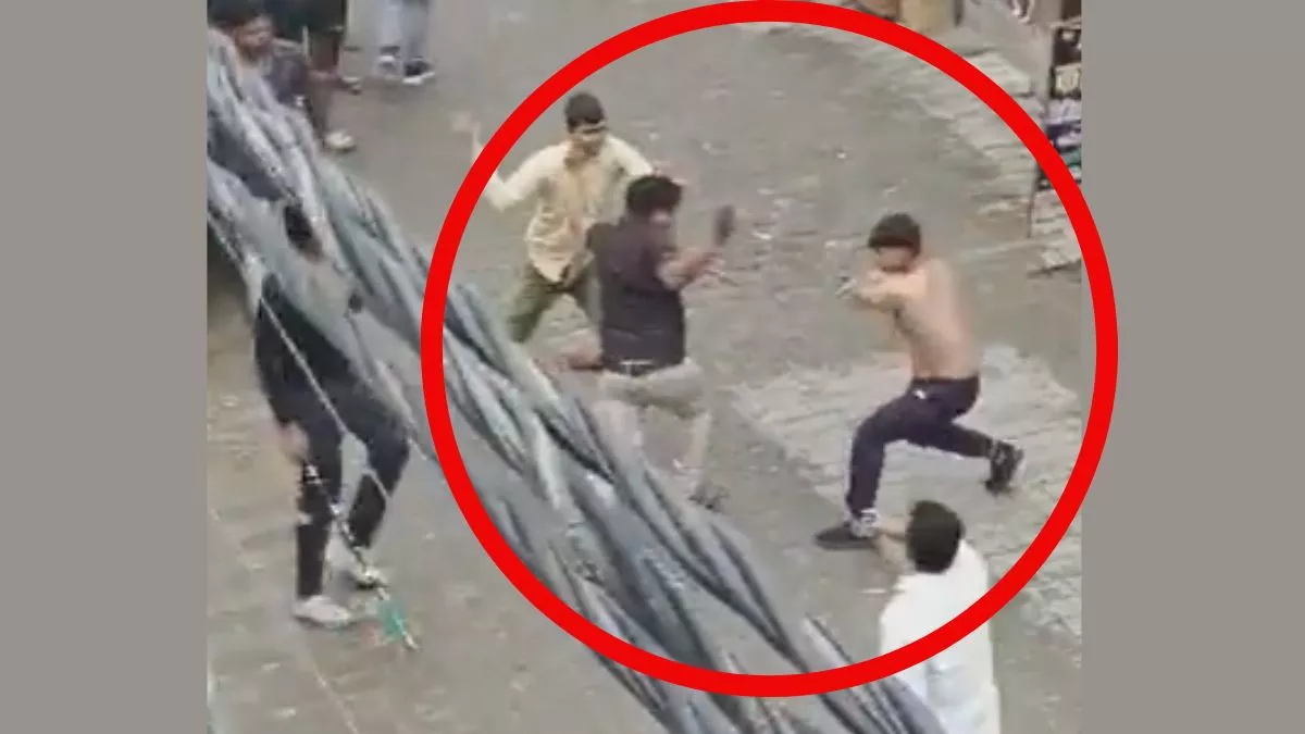 Ghaziabad Video: हिंदू रक्षा दल के कार्यकर्ताओं ने मचाया जमकर उत्पात, व्यापारियों पर बरसाए डंडे; देखें वीडियो