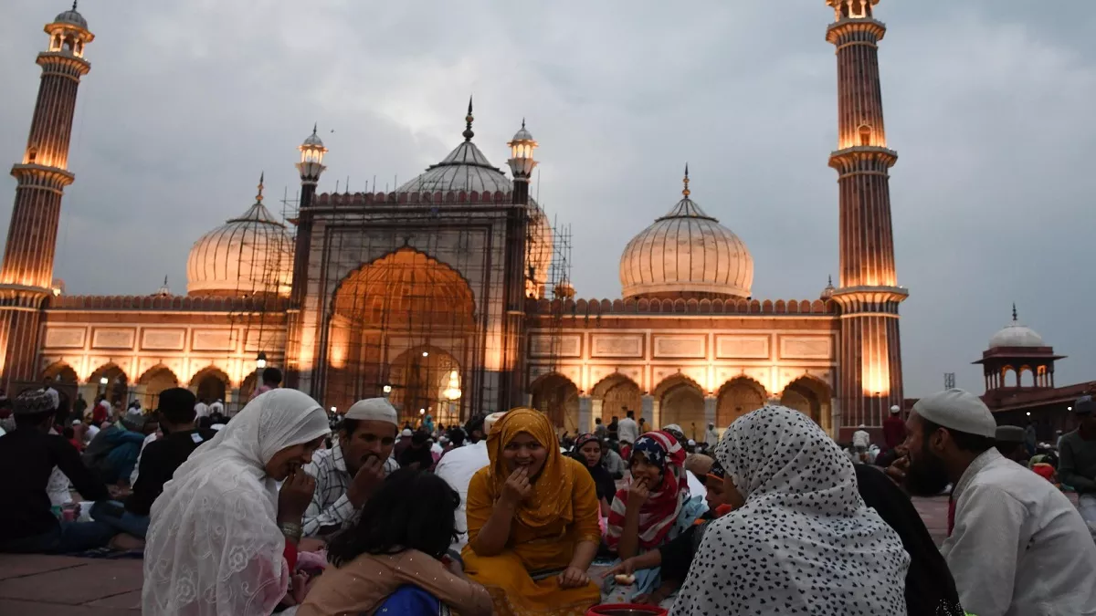 Ramadan 2023: दिल्ली की जामा मस्जिद में रोजा खोलने उमड़े रोजेदार, बाजारों में सजावट; गलियों में दिखी रौनक