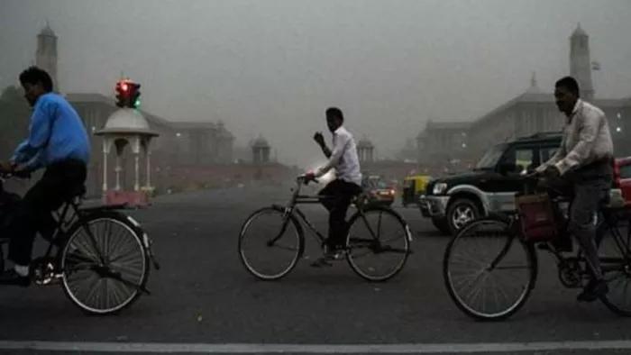 Delhi: दिल्ली में आज फिर तेज हवा के साथ होगी बरसात, मौसम विभाग ने जारी किया येलो अलर्ट; दिन भर छाए रहेंगे बादल