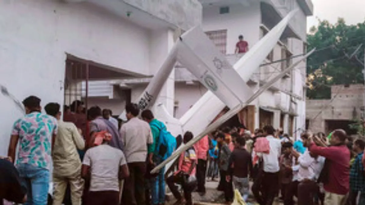 Dhanbad Plane Crash Video: धनबाद में उड़ान भरते ही इमारत से टकराया ग्लाइडर विमान, दो घायल