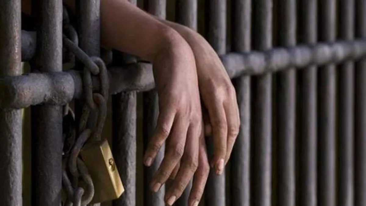 उत्‍तराखंड की इस जेल में बदमाशों को परोसी जा रही शराब, बोतल के साथ पकड़ा गया कर्मी; हड़कंप
