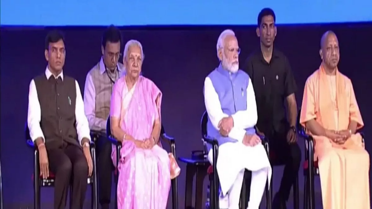 PM Modi Varanasi Visit Live: रुद्राक्ष सेंटर में PM मोदी, थोड़ी देर में One  World TB Summit को करेंगे संबोधित - PM Modi Varanasi Visit Live PM Modi  Reached Rudraksh Center Varanasi
