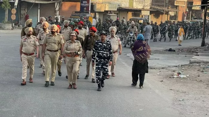 पुलिस की ओर से फ्लैग मार्च व तलाशी अभियान जारी