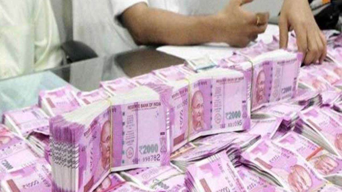 ncr delhi police arrested three people from cantt area recovered cash worth rs 3 crore
