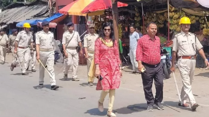 फ्लैग मार्च में शामिल पथरगामा प्रशासन व पुलिस (फोटो सोर्स- जागरण)